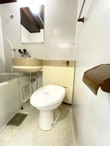 ＪＲおおさか東線 ＪＲ淡路駅 徒歩9分 8階建 築36年のトイレ写真