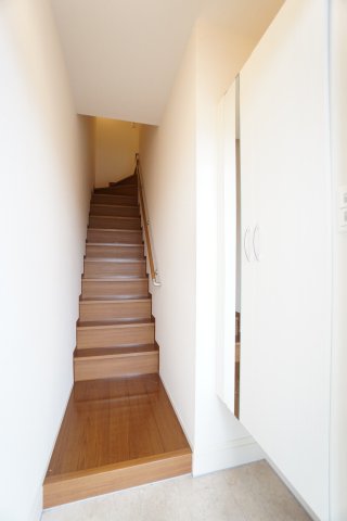 玄関　※同物件、反転タイプの写真になります。