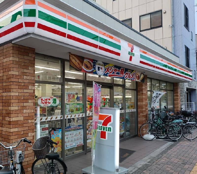 コンビニ　セブンイレブン（コンビニ）まで300m