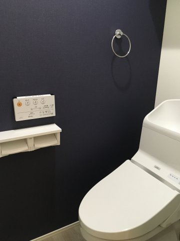 トイレ　落ち着いた色調のトイレです