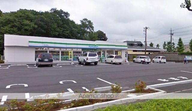 コンビニ　ファミリーマート（コンビニ）まで588m