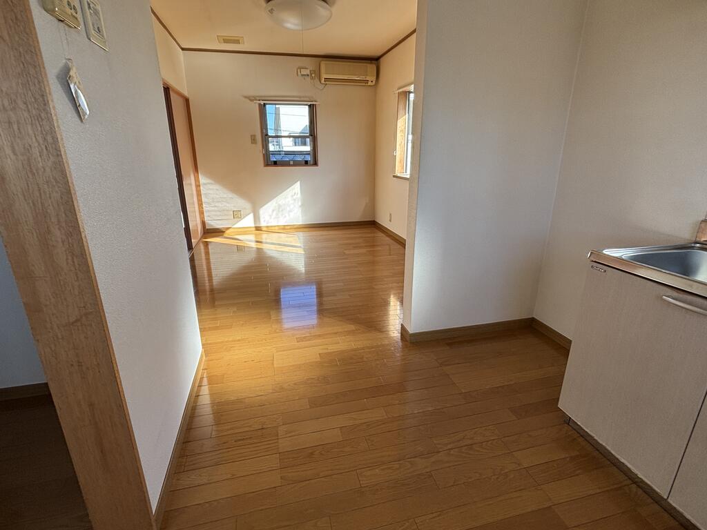 その他　キッチン側から見た居室内の様子です。