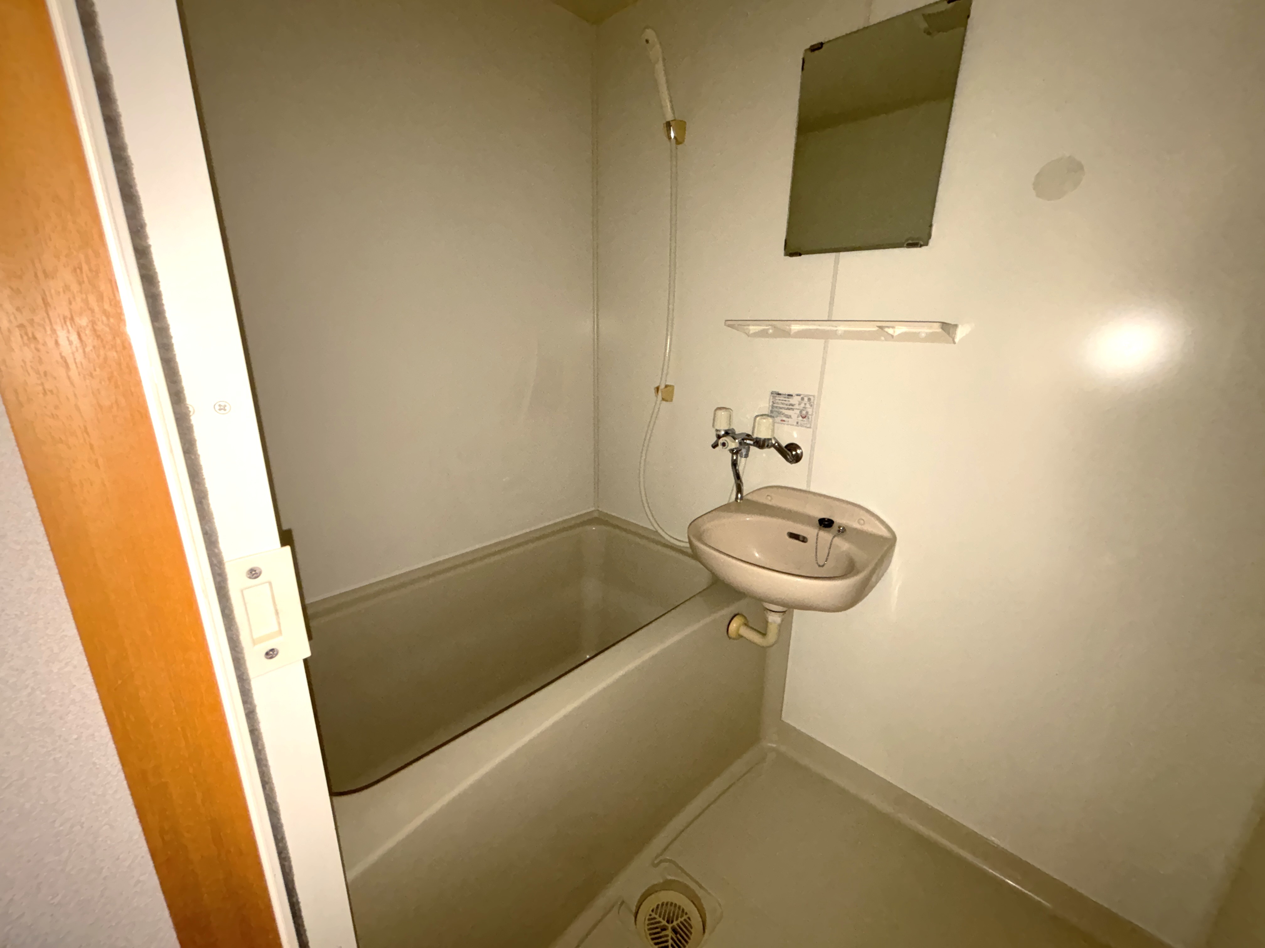 バス・シャワールーム　バス・トイレ別で快適です。