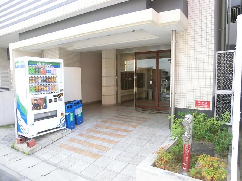 エントランス　エントランスはこんな感じです。自動販売機は便利ですね！