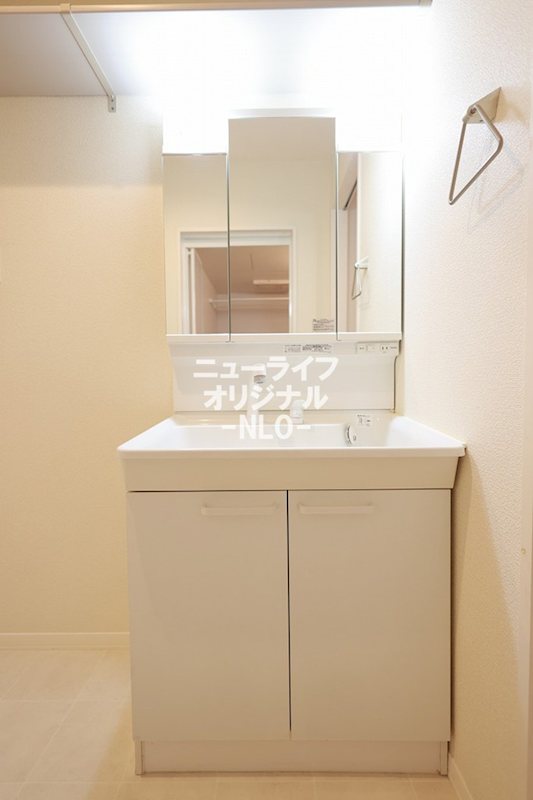 洗面設備　シャワー付き洗面台で忙しい朝でも楽に身支度が出来ます☆