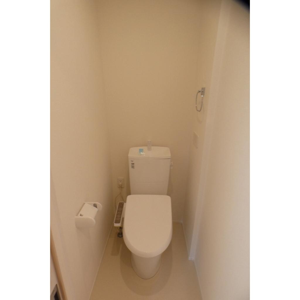 トイレ　落ち着いた色調のトイレです