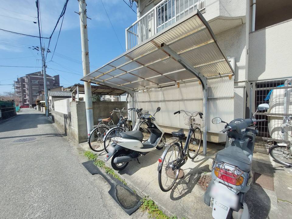 【松山市和泉北のマンションの駐車場】