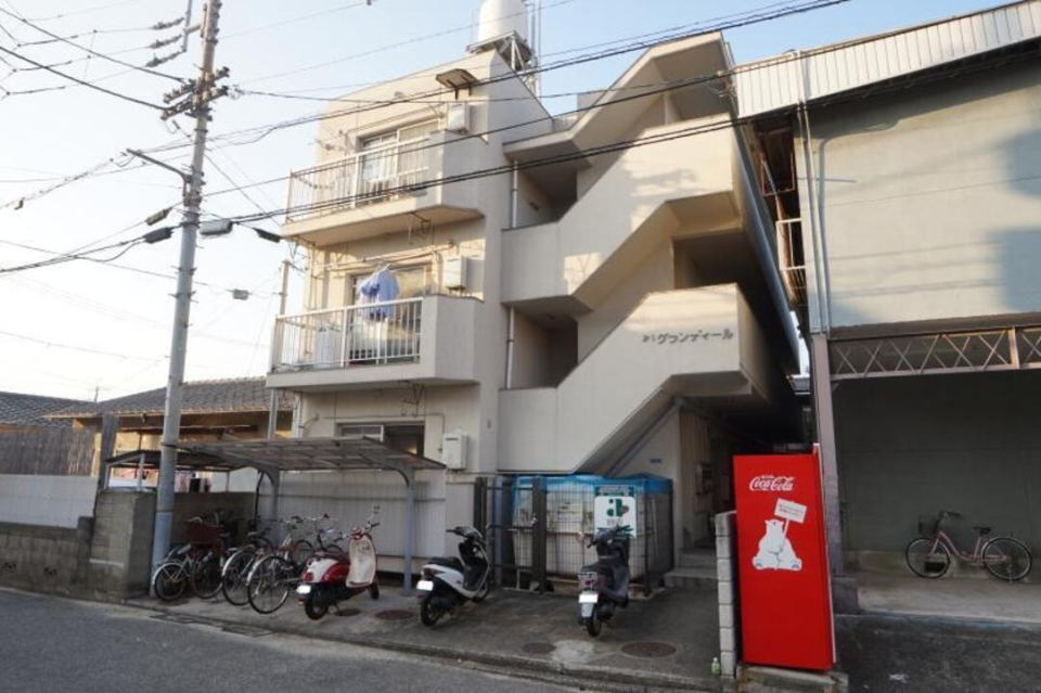 【松山市和泉北のマンションの建物外観】