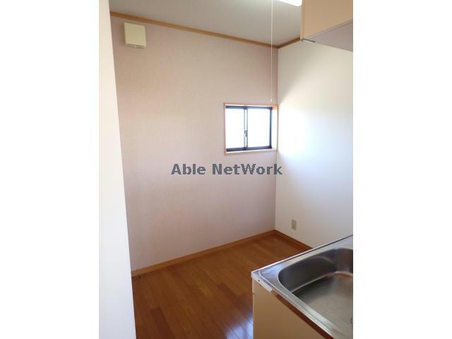 キッチン　落ち着いたアクセントクロス♪