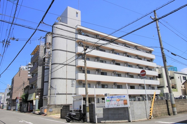 【松山市萱町のマンションの建物外観】