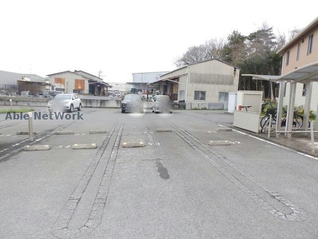 【古河市けやき平のアパートの駐車場】