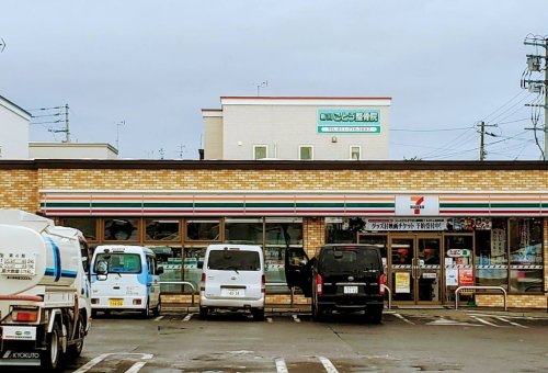 コンビニ　セブンイレブン 札幌新川西3条店（コンビニ）まで355m