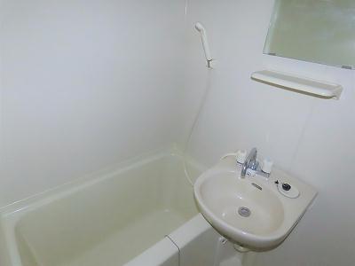 バス・シャワールーム　洗面台とユニット式のお風呂です