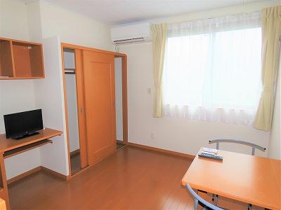 居室・リビング　カーテンやテーブル、テレビも備え付けです