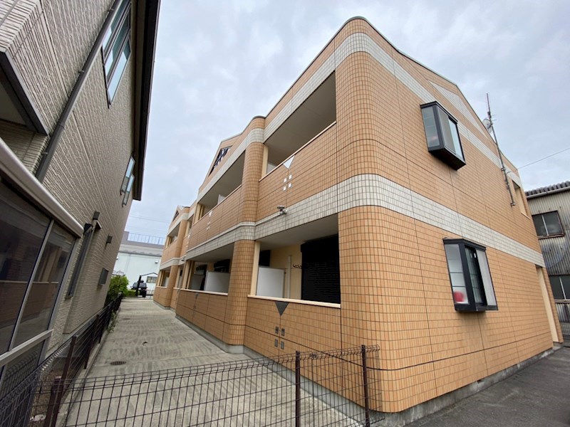 【姫路市飾磨区上野田のアパートの建物外観】