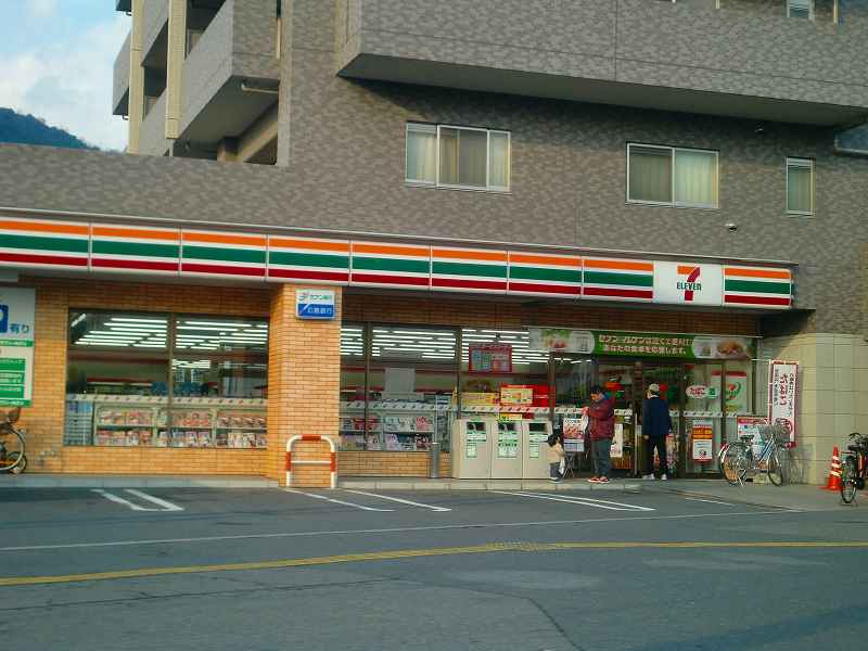 【カーサ蟹原11-45のコンビニ】