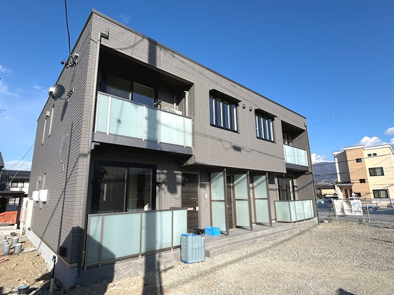 松本市村井町南のアパートの建物外観