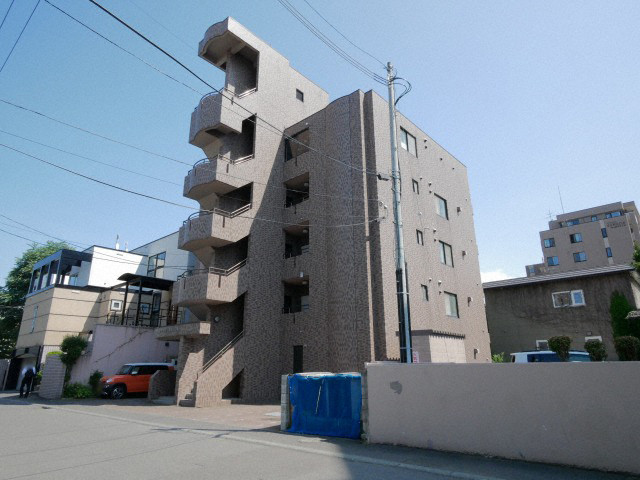 【札幌市中央区南十八条西のマンションの建物外観】