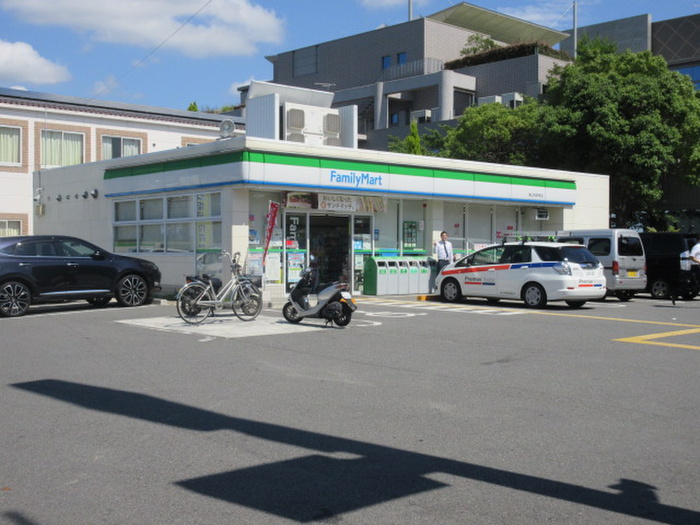 コンビニ　ファミリーマート（コンビニ）まで1m