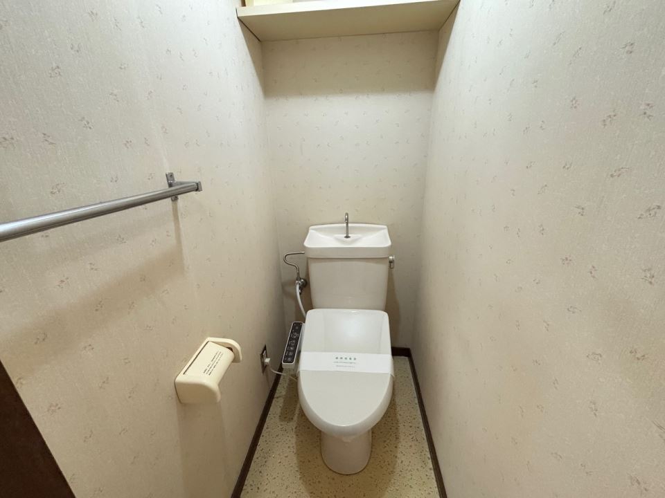 トイレ　タオル掛けあります