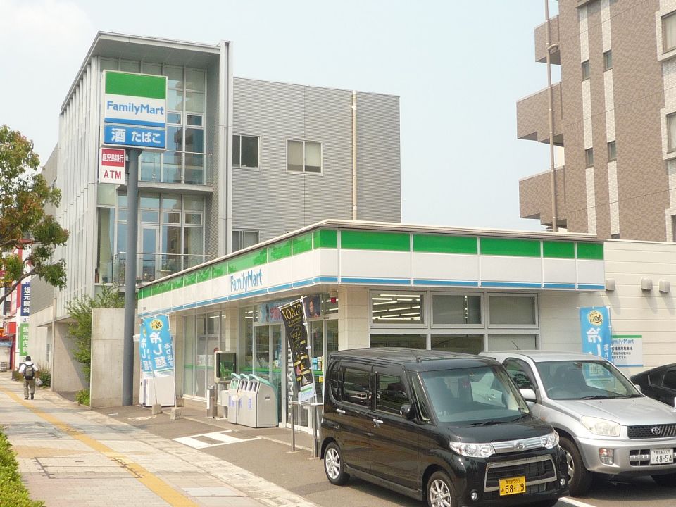 コンビニ　ファミリーマート（コンビニ）まで240m