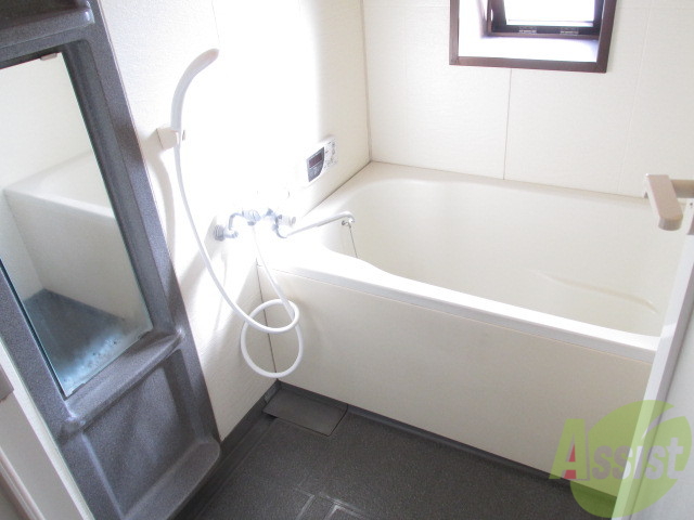 バス・シャワールーム　浴室にも窓があり、気になる湿気等の心配無用