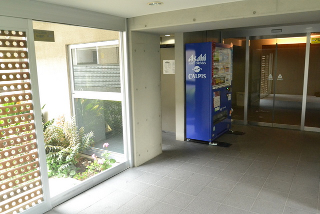エントランス　建物内に飲料水の自動販売機があります♪
