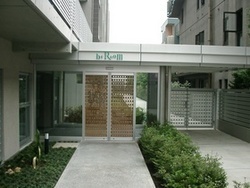 エントランス　緑の植栽が映えるエントランスアプローチ♪