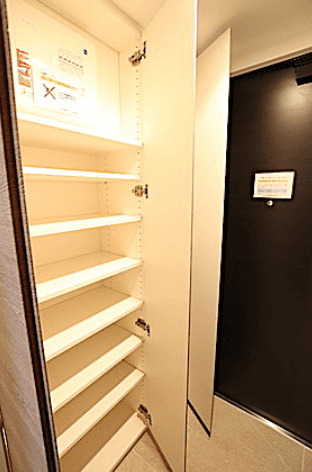 玄関　※別部屋の参考写真です。