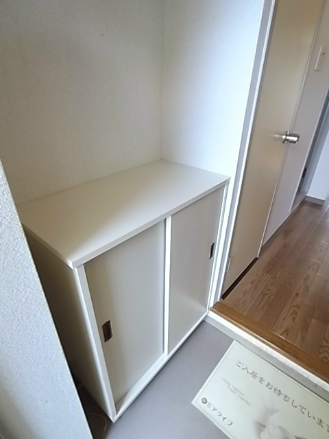 玄関　111号室内装です