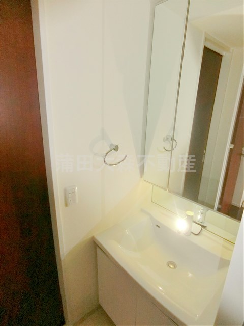 洗面設備　3面鏡の独立洗面台　洗面d夏井序