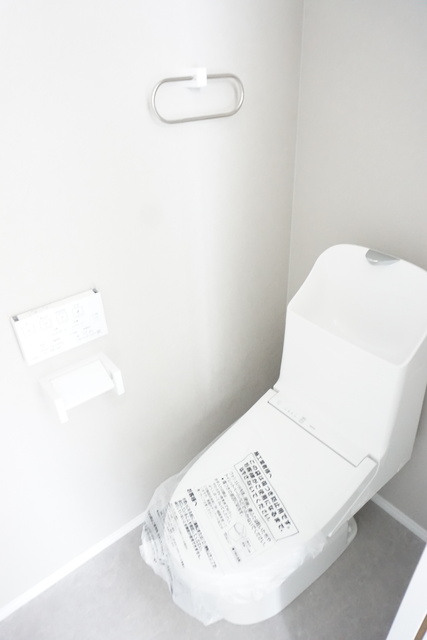 トイレ　温水洗浄機能付きの便座です☆