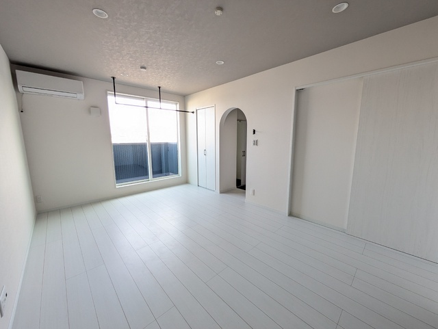 居室・リビング　１２．９帖の広々とした居室です☆