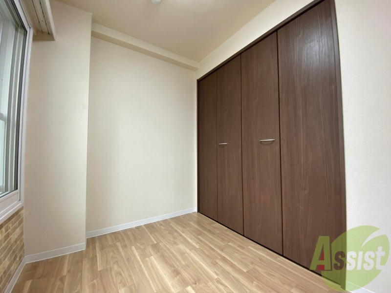 その他部屋・スペース　寝室はこちらです。光が差し込む、温かみのあるお部屋です。