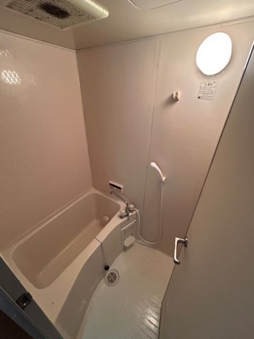 バス・シャワールーム　コンパクトで使いやすいお風呂です