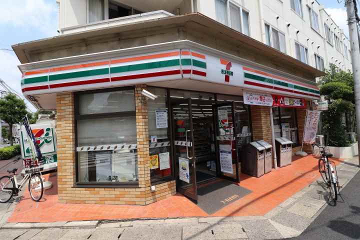 コンビニ　セブンイレブン（コンビニ）まで214m