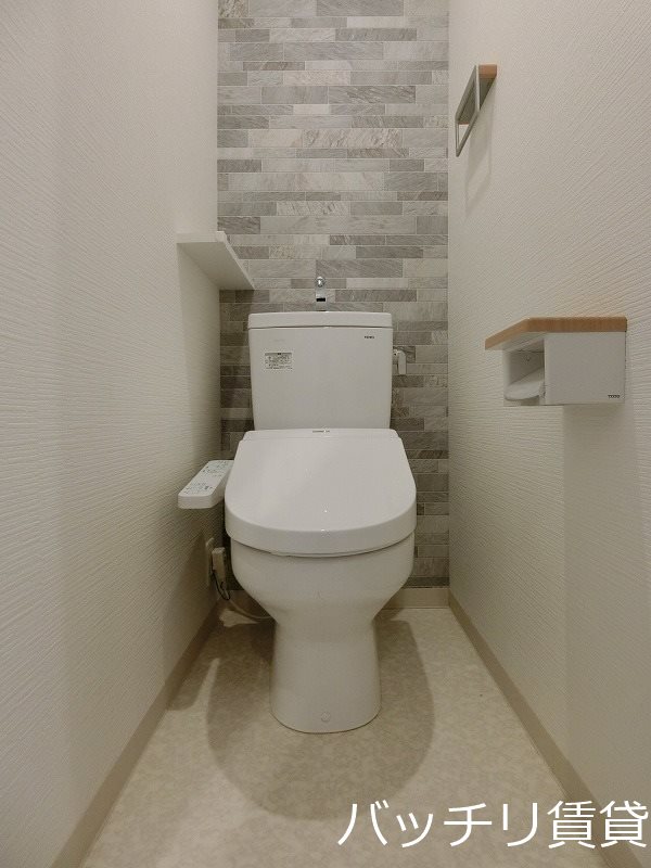 トイレ　画像は別号室タイプの為、現状を優先いたします