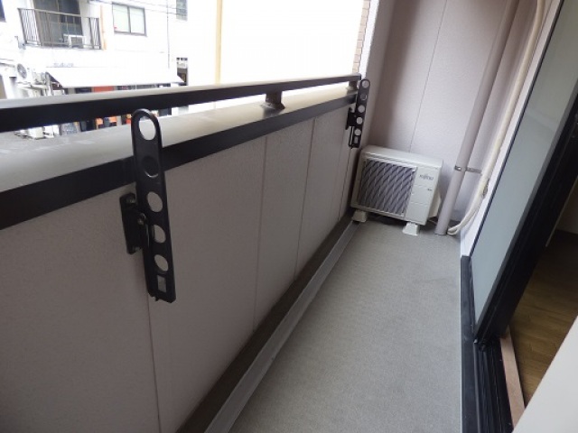 バルコニー　同物件別号室の写真です。