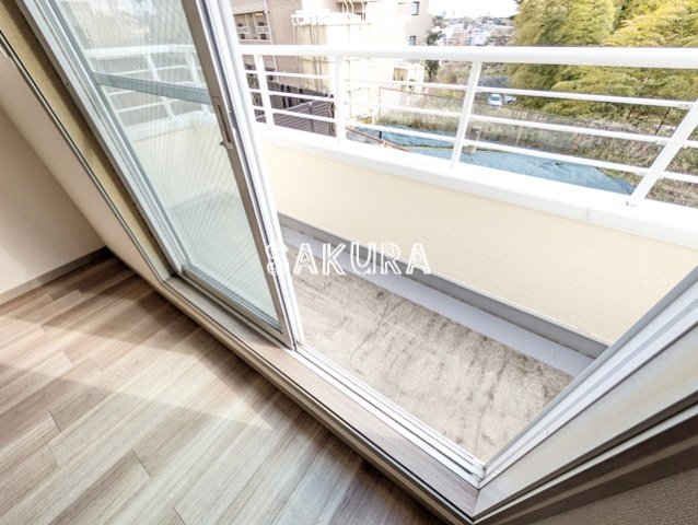 バルコニー　開放的で明るい空間を演出してくれるバルコニーです♪