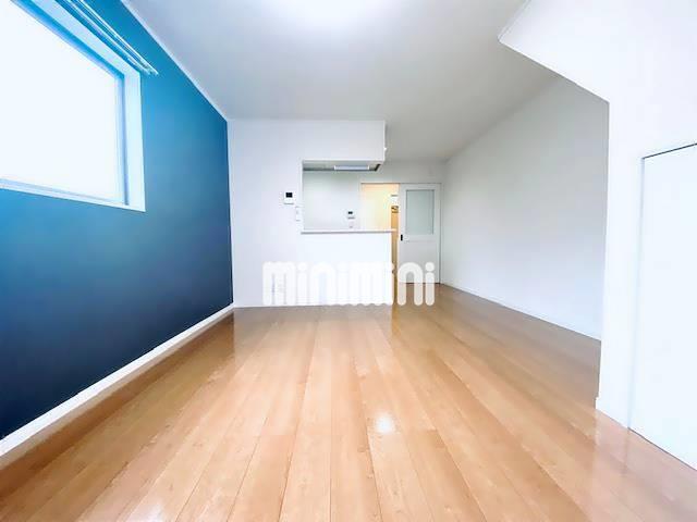 居室・リビング　角部屋で二面に窓があります