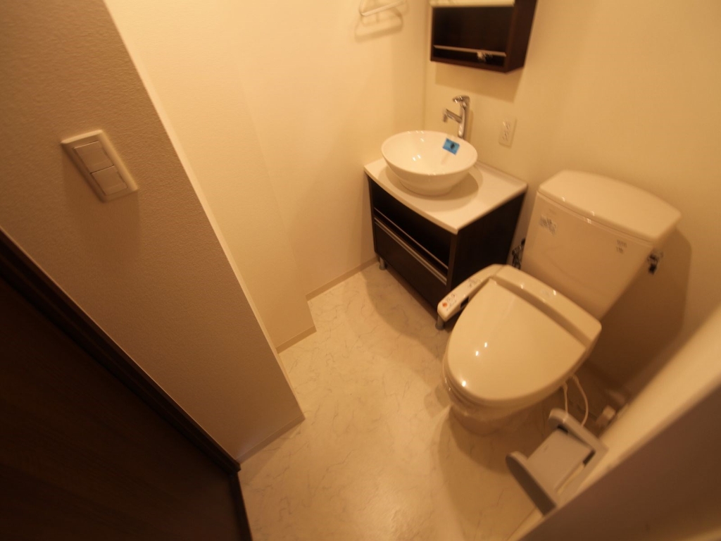 トイレ　洋式トイレ（温水洗浄便座付き）