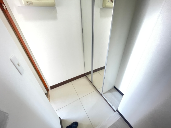 玄関　玄関にはシューズボックス完備！大きな鏡も嬉しいポイント！