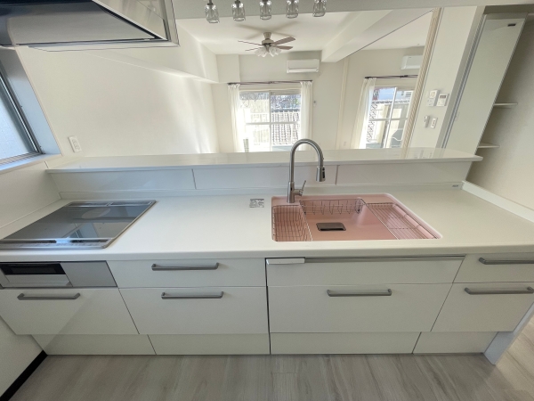 キッチン　3口IHのキッチンです。調理台も広くお料理もしやすいです。