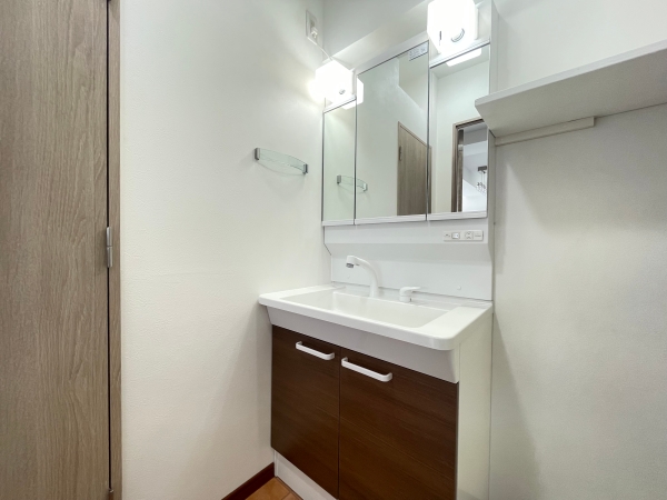 洗面設備　忙しい朝に嬉しい独立洗面台完備です！三面鏡で荷物隠せます！