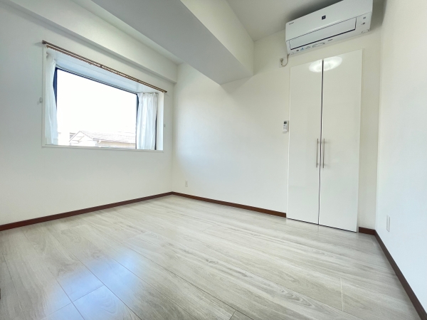 その他　7.3帖の北側洋室です。ベッドを置いても余裕があります。