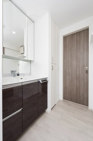 洗面設備　朝の支度にも助かる、独立の洗髪洗面化粧台※別号室の写真です