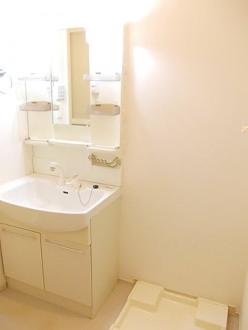 洗面設備　明るい洗面所です