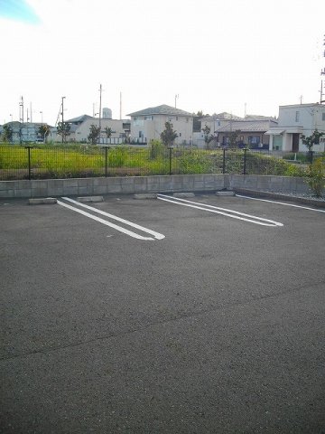 駐車場　駐車場があるので、車を買う予定の方も安心です