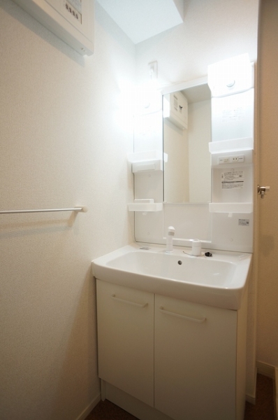 洗面設備　独立洗面台で朝の準備も快適です♪