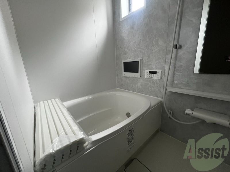 バス・シャワールーム　落ち着いたデザインの浴室。ゆったりできそうです。